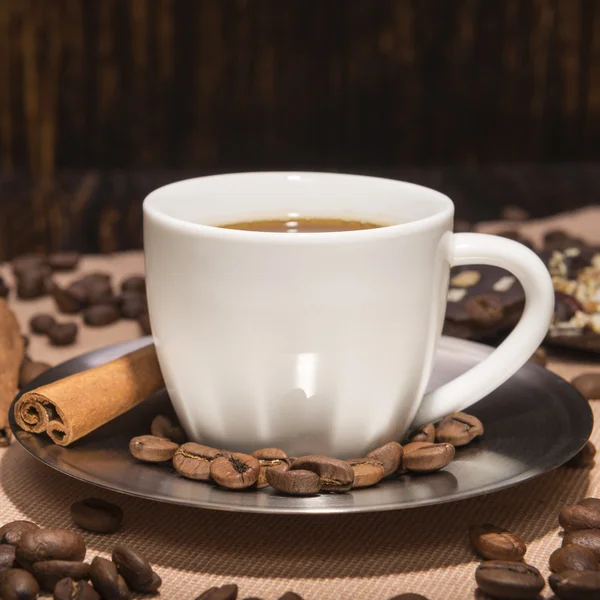 Tazza di caffè su uno sfondo di legno — Foto Stock