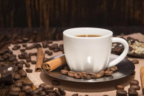 Filiżanka kawy na drewnianym tle — Zdjęcie stockowe