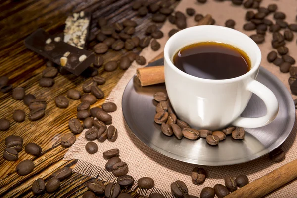 Kopje koffie op een houten achtergrond — Stockfoto