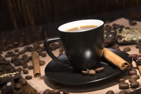 Xícara de café em um fundo de madeira — Fotografia de Stock