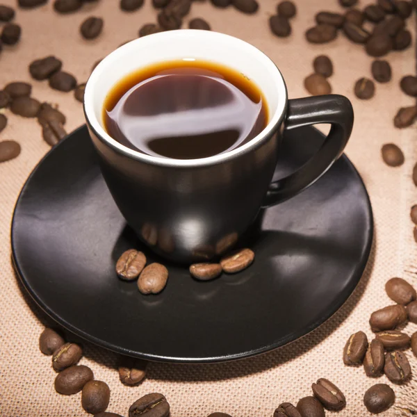 Tazza di caffè su uno sfondo di legno — Foto Stock