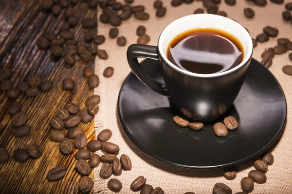 Kopje koffie op een houten achtergrond — Stockfoto