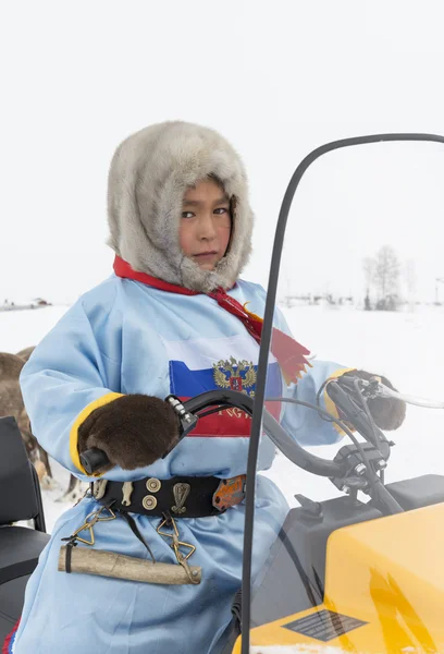 Garçon en motoneige pendant les vacances "Journée des éleveurs de rennes" Photos De Stock Libres De Droits