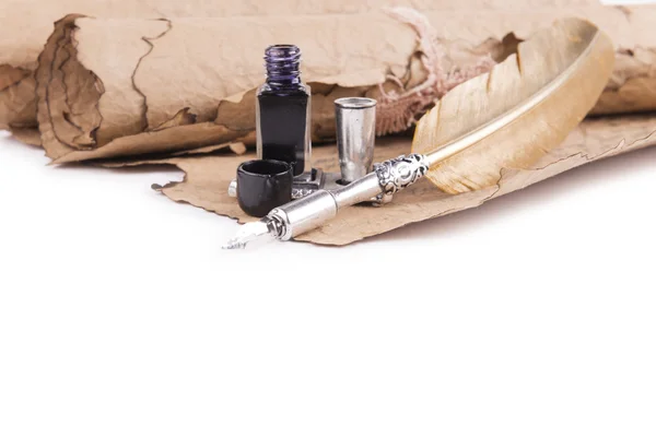 Vintage altın kalem ve beyaz zemin üzerine eski el yazmaları