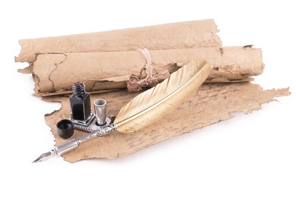 Vintage altın kalem ve beyaz zemin üzerine eski el yazmaları