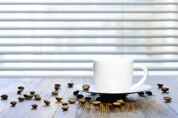 Kopp kaffe på köksbordet — Stockfoto