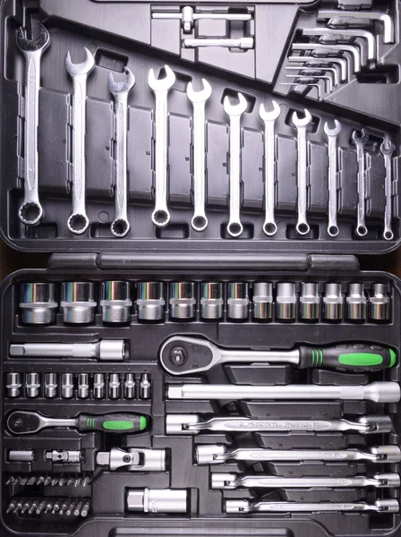 Гайкові ключі та викрутки в коробці інструментів — стокове фото