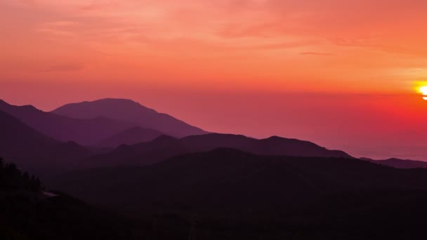 Mooie zonsondergang op bergen en zee. HD 1080. — Stockvideo