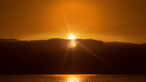 Mooi oranje zonsopgang boven zee. HD 1080. — Stockvideo