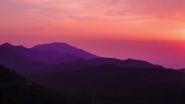 Hermosa puesta de sol en las montañas y el mar. HD 1080 . — Vídeos de Stock