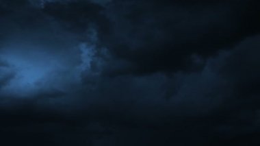 Yıldırım ile gece fırtına bulutları. HD 1080.