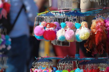 Oyuncak bebek anahtarlıklarının yakınlaştırılmış görüntüsü..