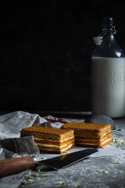 Dos Pasteles Sobre Tabla Madera Fondo —  Fotos de Stock