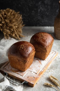 Tahtada ve arka planda iki pasta