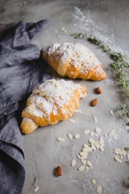 Tahtada ve arka planda iki pasta