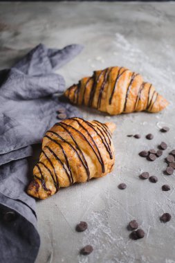 Tahtada ve arka planda iki pasta