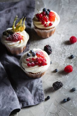 Tahtada ve arka planda iki pasta