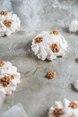 Taze pişmiş kremalar, arka planda genel görünüm