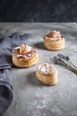 Ahşap zemin üzerinde pudra şekerli fırınlanmış mallar