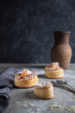 Ahşap zemin üzerinde pudra şekerli fırınlanmış mallar