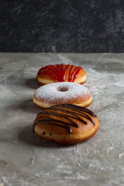 Tahta bir tahtanın üzerine krema serpiştirilmiş taze çörekler serpiştirilmiş.