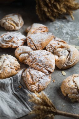 Limonlu ve vanilyalı kek ve pudra şekeri. Ev yapımı..