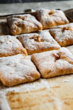 Limonlu ve vanilyalı kek ve pudra şekeri. Ev yapımı..