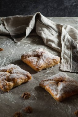 Limonlu ve vanilyalı kek ve pudra şekeri. Ev yapımı..