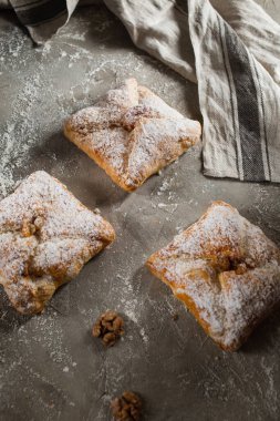 Limonlu ve vanilyalı kek ve pudra şekeri. Ev yapımı..