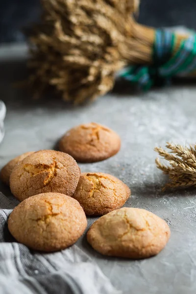 Galletas Caseras Jengibre Marrón Fondo Gris —  Fotos de Stock