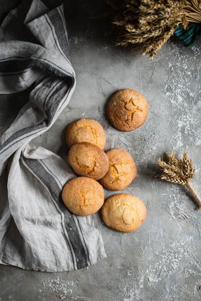 Galletas Caseras Jengibre Marrón Fondo Gris —  Fotos de Stock