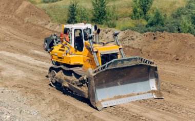 İz-tipi buldozer. Toprak taşıma ekipmanları.