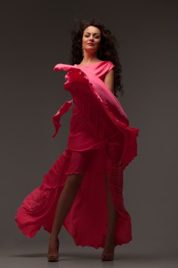 uzun pembe elbiseli güzel kız