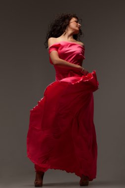 uzun pembe elbiseli güzel kız