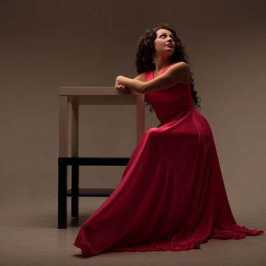 uzun pembe elbiseli güzel kız