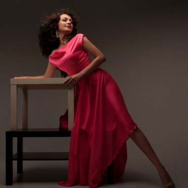 uzun pembe elbiseli güzel kız