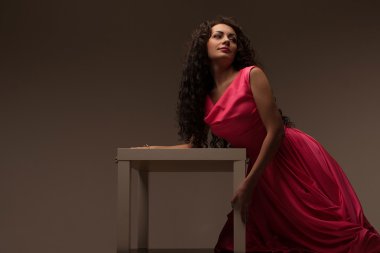 uzun pembe elbiseli güzel kız