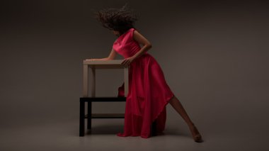 uzun pembe elbiseli güzel kız