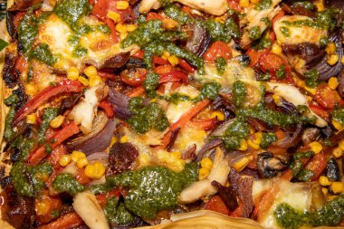 Lezzetli bir kızarmış sebze Filo Pizza.