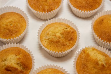 Beyaz tabakta klasik İngiliz çörekleri