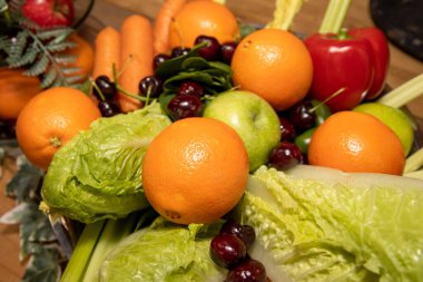 Büyük bir portakal da dahil bir grup meyve ve sebze.