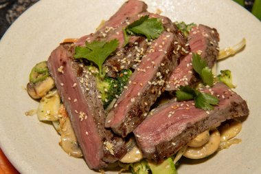 Lezzetli bir tabak sığır eti. Kızarmış biftek. Sebzelerle dolu.