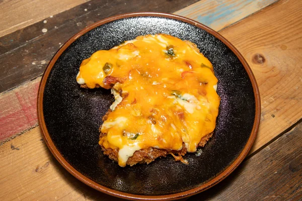 Delicioso Prato Frango Parmo Prato Uma Mesa Cozinha Madeira — Fotografia de Stock