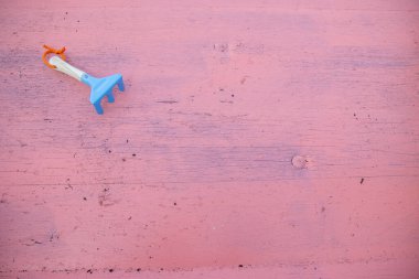 Kirli pembe arka plan bahçıvanlığı kavramına bir çocuğun bahçe aletinin yukarıdan görünüşü