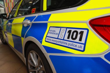 Batı Yorkshire polisinden bir İngiliz polis arabasının yakın plan fotoğrafı.