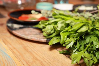 Mutfaktaki taze otları kapat.