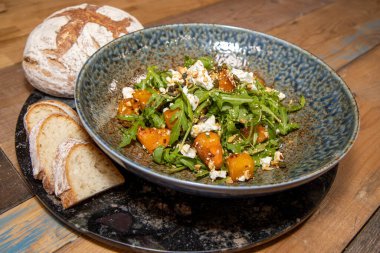 Bir tabak lezzetli akçaağaç kızartılmış kabak ve peynir.