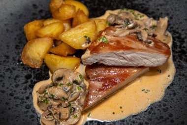 Lezzetli bir tabak domuz stroganof ve kızarmış patates.