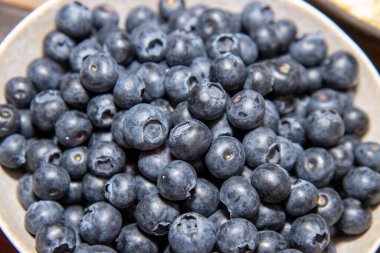 Bir kase lezzetli yaban mersini.