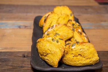 Mutfak tezgahında lezzetli bir tabak balkabağı baharatlı çörek.